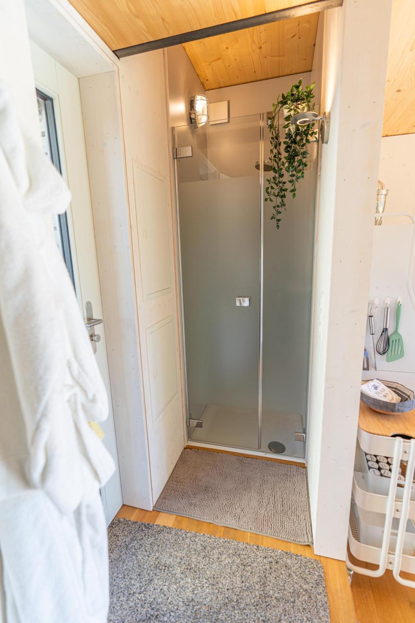 Tiny House Chez Claudine - Relaxen, Workspace, Naehe Thermen, Netflix, Free Parking & Wifi 브루그 외부 사진