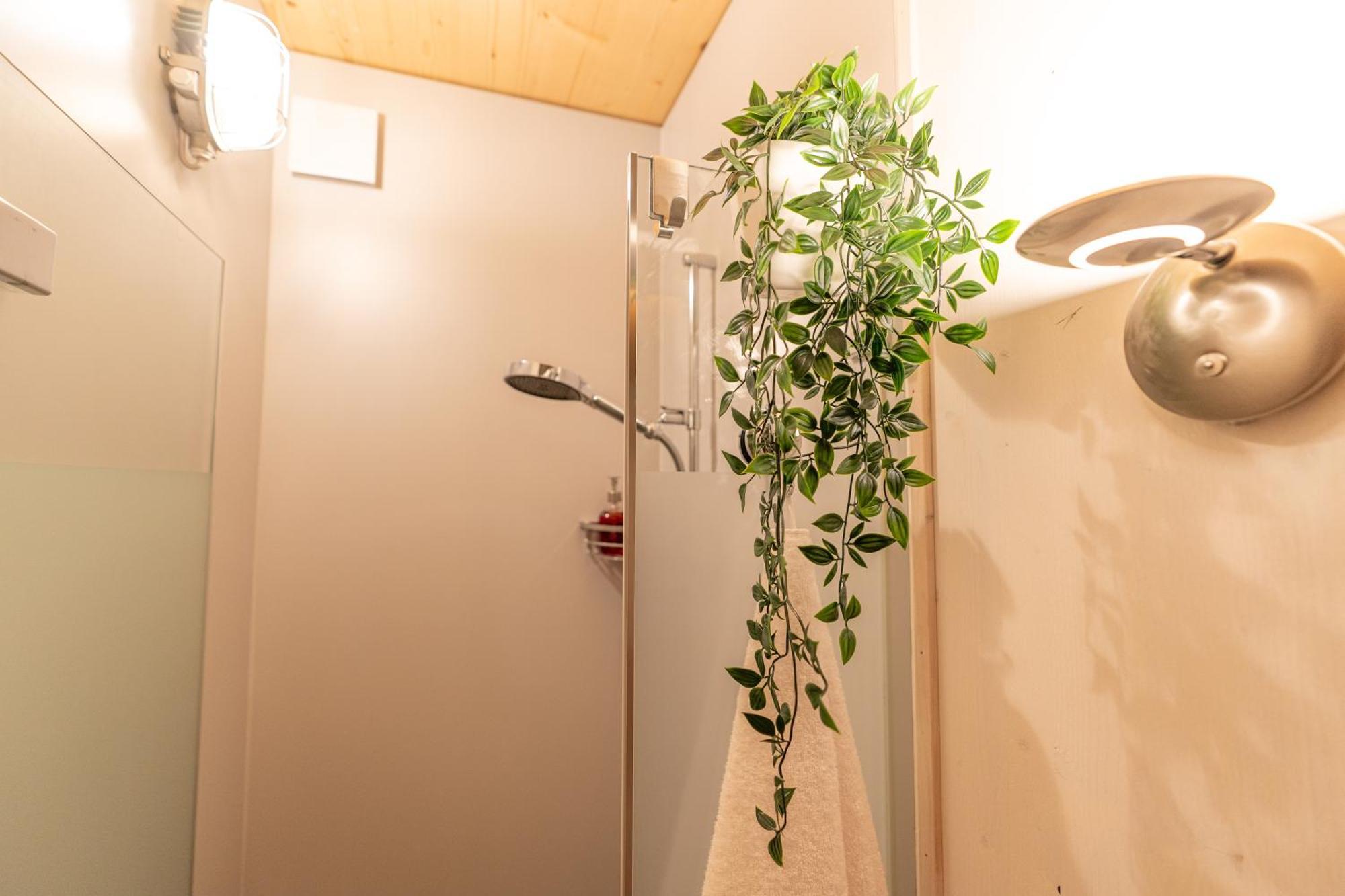 Tiny House Chez Claudine - Relaxen, Workspace, Naehe Thermen, Netflix, Free Parking & Wifi 브루그 외부 사진