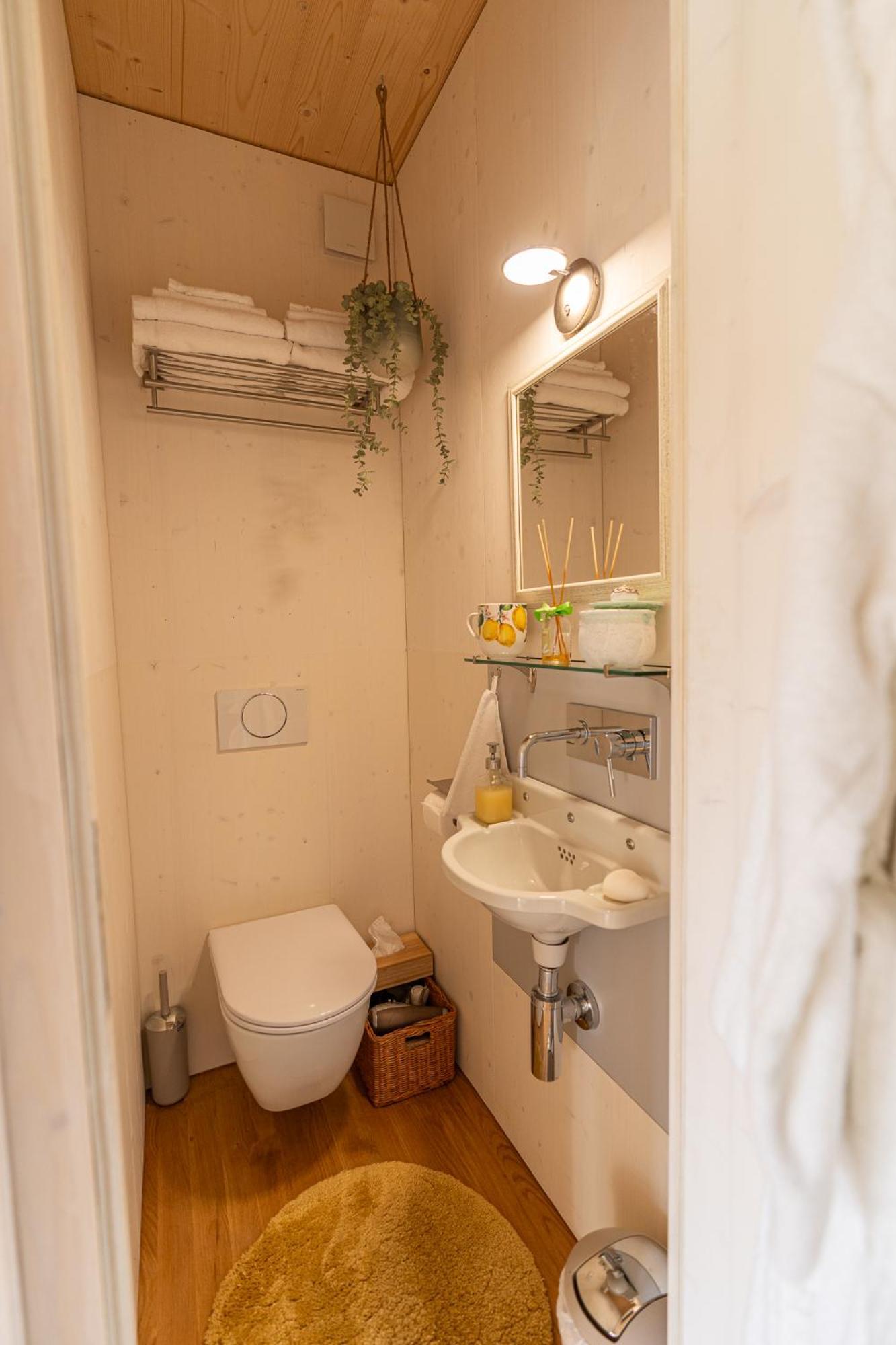 Tiny House Chez Claudine - Relaxen, Workspace, Naehe Thermen, Netflix, Free Parking & Wifi 브루그 외부 사진